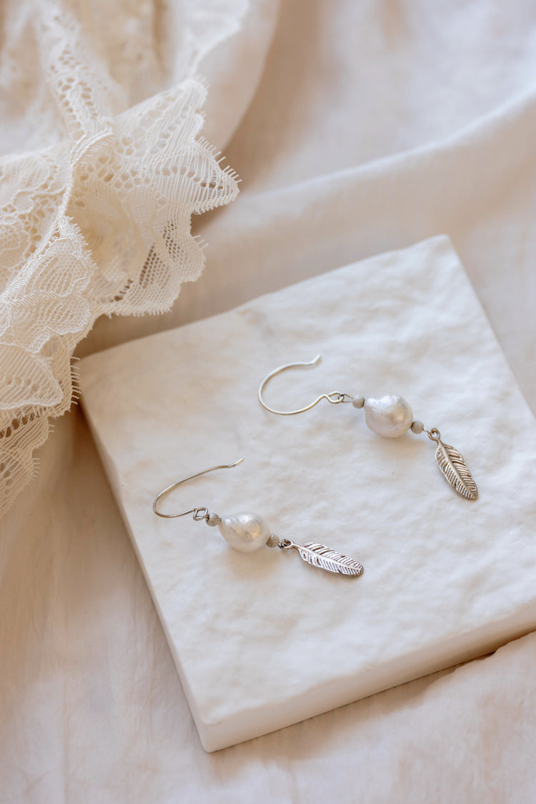 OnlyOne 3-3 Earrings | Freshwater Pearls Silver Feather
