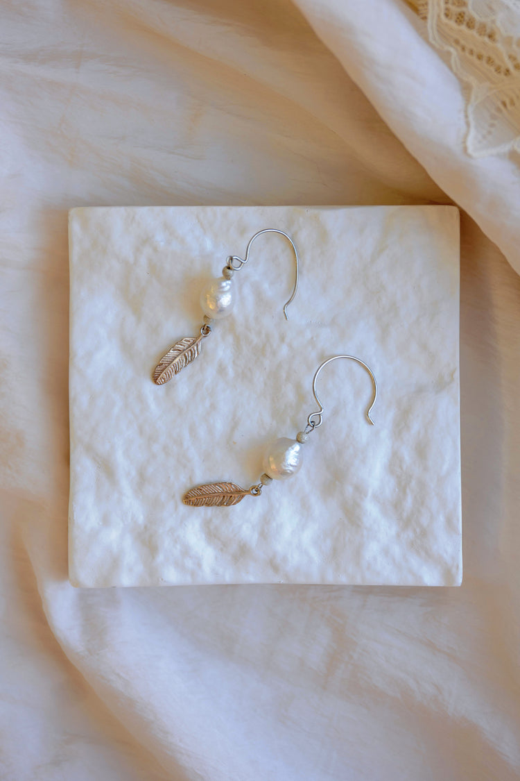OnlyOne 3-3 Earrings | Freshwater Pearls Silver Feather