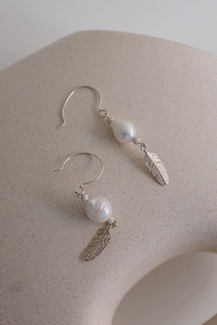 OnlyOne 3-3 Earrings | Freshwater Pearls Silver Feather